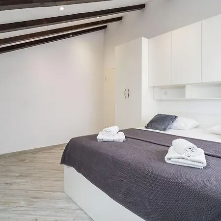 Apartments Davor 슬라노